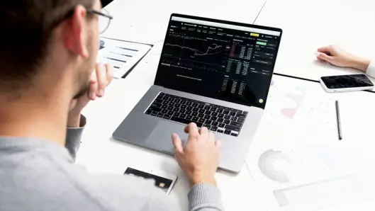 Fotos de stock gratuitas de ambiente de oficina, análisis financiero, analizando. (Foto: Pexels)