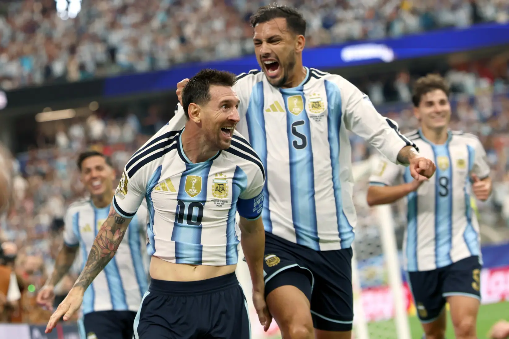 Messi y Leandro Paredes (Photo by Tullio Puglia - FIFA/FIFA via Getty Images)