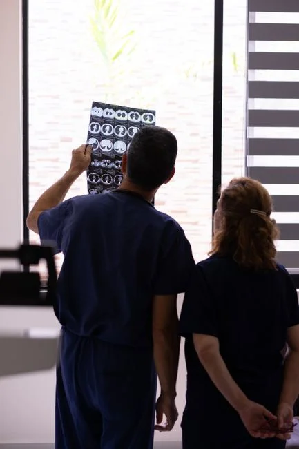 Fotos de stock gratuitas de adentro, análisis médico, analizando - Pexels