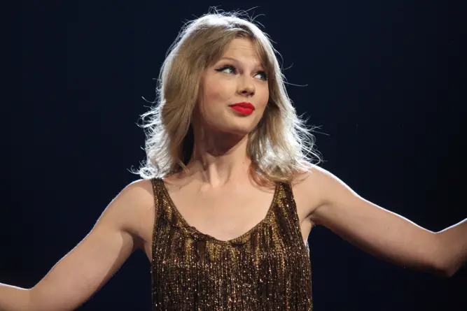 SE PUEDE USAR/ Taylor Swift Foto: Eva Rinaldi, CC BY-SA 2.0, via Wikimedia Commons.