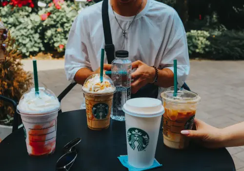 Starbucks desafía a los gigantes del software: usará IA para reemplazar sistemas de Microsoft e IBM