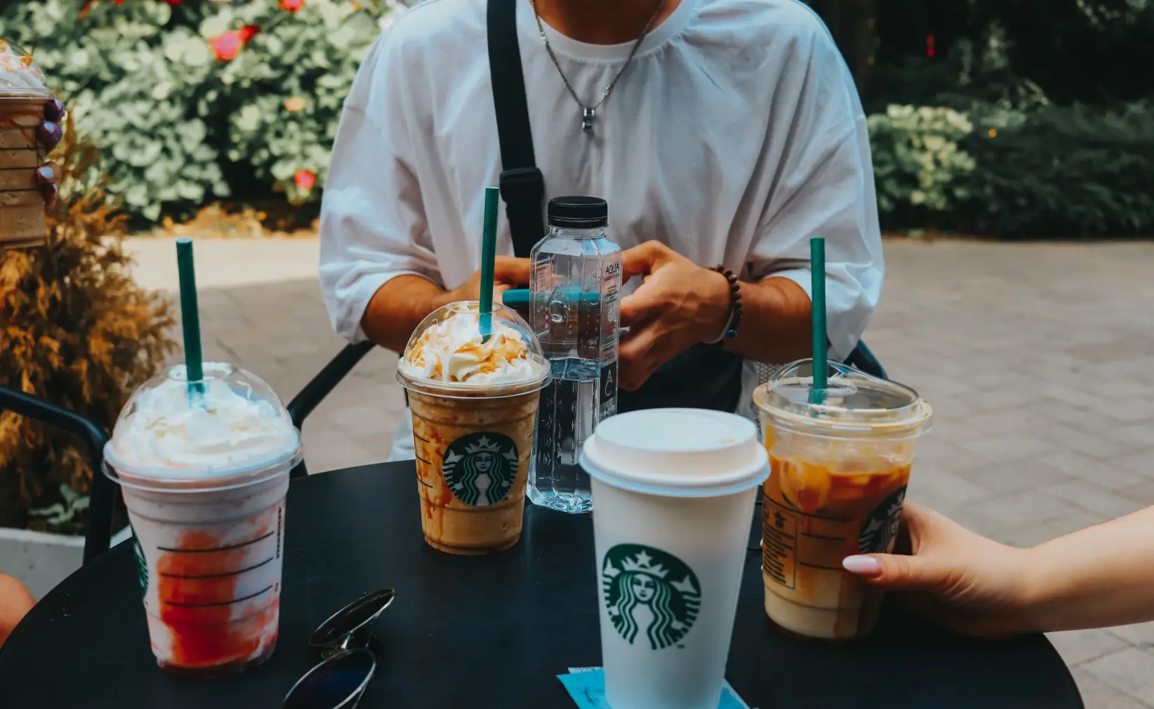 Starbucks desafía a los gigantes del software: usará IA para reemplazar sistemas de Microsoft e IBM
