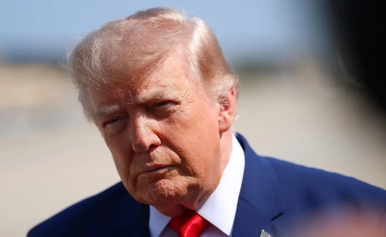 Trump dice que el portaaviones USS Abraham Lincoln no lleva “ni de cerca” el tiempo suficiente desplegado en Medio Oriente y niega crisis a bordo