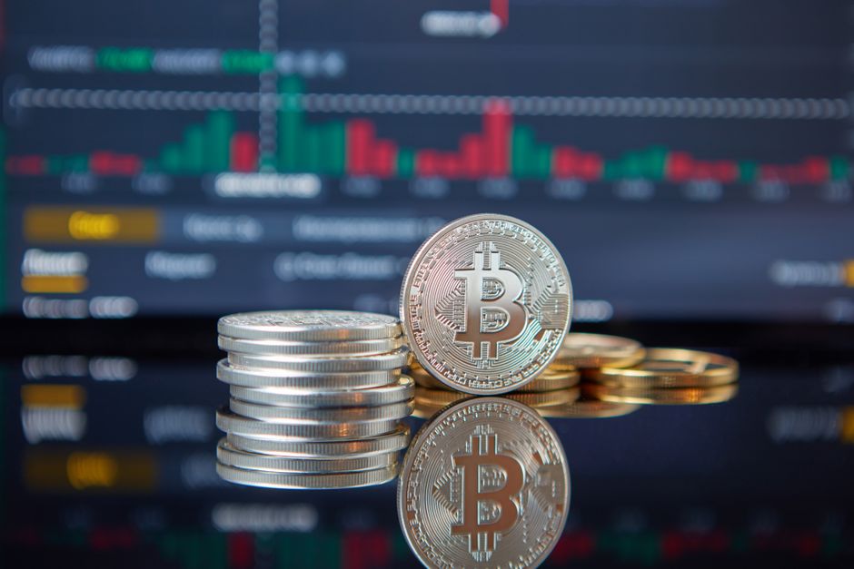 Bitcoin falls below ,000 as tech losses and oil prices rise