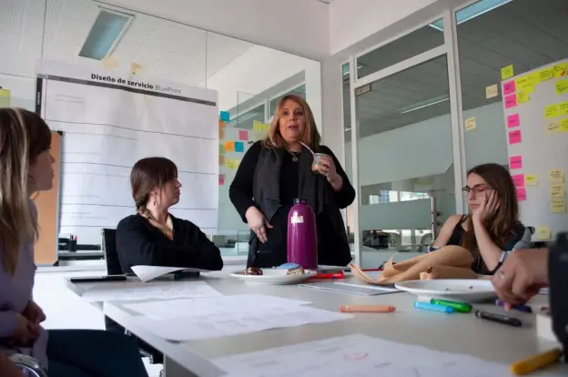 Profesionales involucrados en una reunión colaborativa de equipo en una oficina moderna en Buenos Aires. (Foto: Pexels)