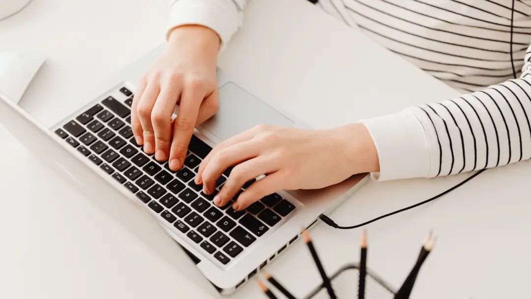 Persona trabajando con notebook. (Foto: banco de imágenes de Canva)