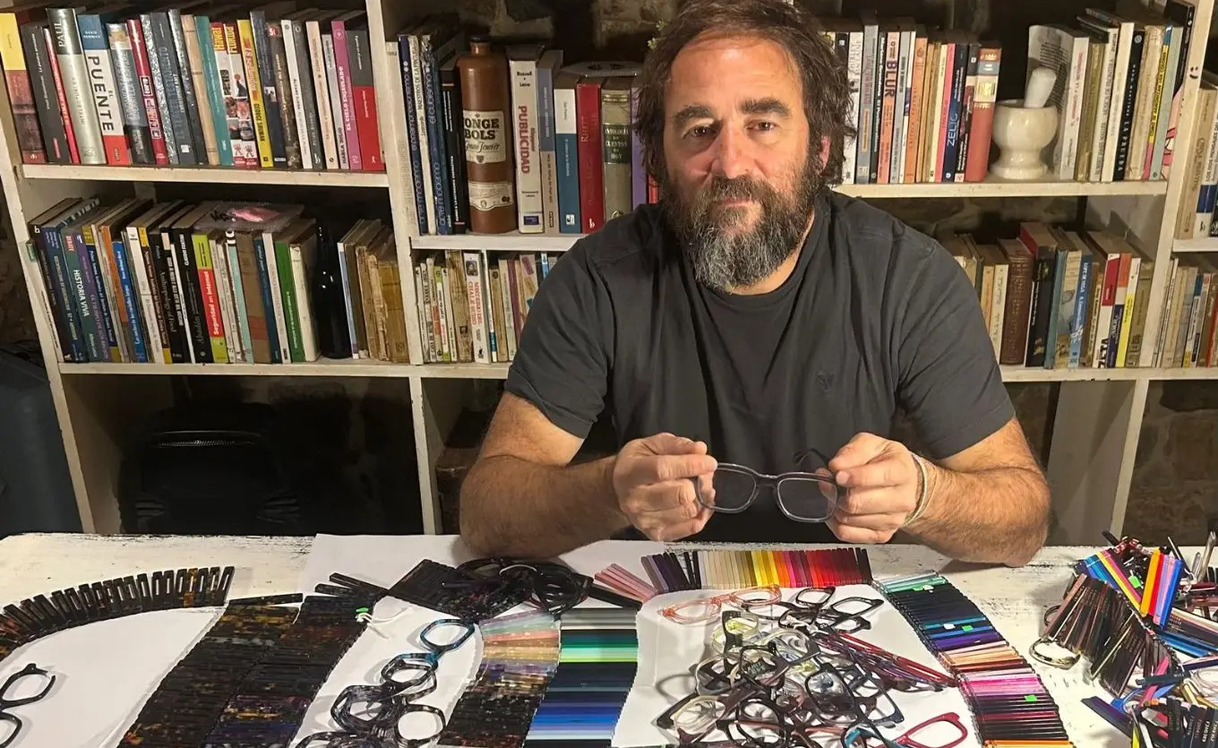 Del vendedor de lentes que volvió a Uruguay sin capital al diseñador que se codea con firmas internacionales en Milán y Nueva York