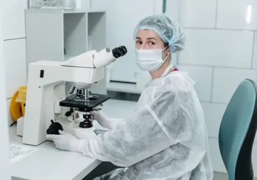 Revelan que una inteligencia artificial entrenada con ADN creó 16 virus nuevos en un laboratorio: alerta por la bioseguridad