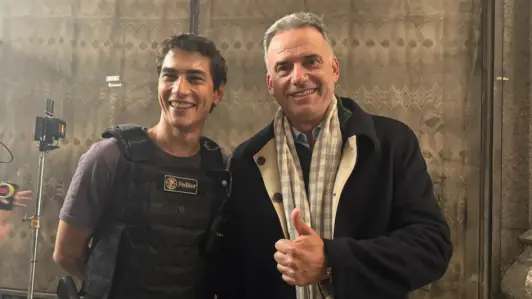 El presidente yamandú orsi y el actor enzo vogrincic