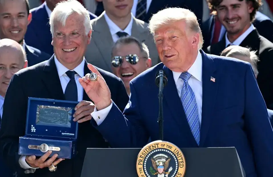 La multimillonaria venta de los Lakers desata teorías conspirativas: ¿influyó Trump en favor de Josh Kushner?