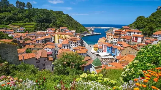 El pueblo pesquero de Cudillero siempre merece una visita.