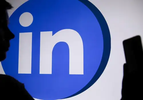 LinkedIn busca frenar el contenido de baja calidad hecho con IA y abre una oportunidad para los líderes que comparten sus experiencias