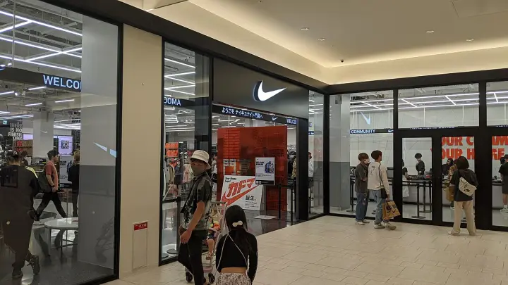 Nike (SE PUEDE USAR) Crédito: Mr.ちゅらさん, CC BY-SA 4.0 , via Wikimedia Commons
