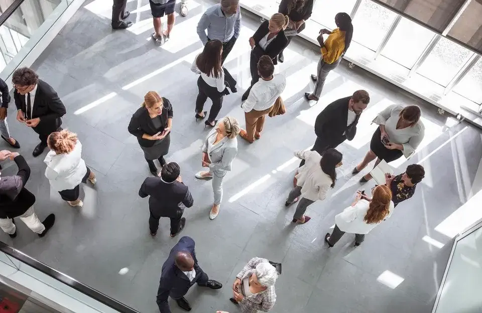 La IA revaloriza el networking cara a cara y el 82% de los líderes lo prioriza para las decisiones importantes