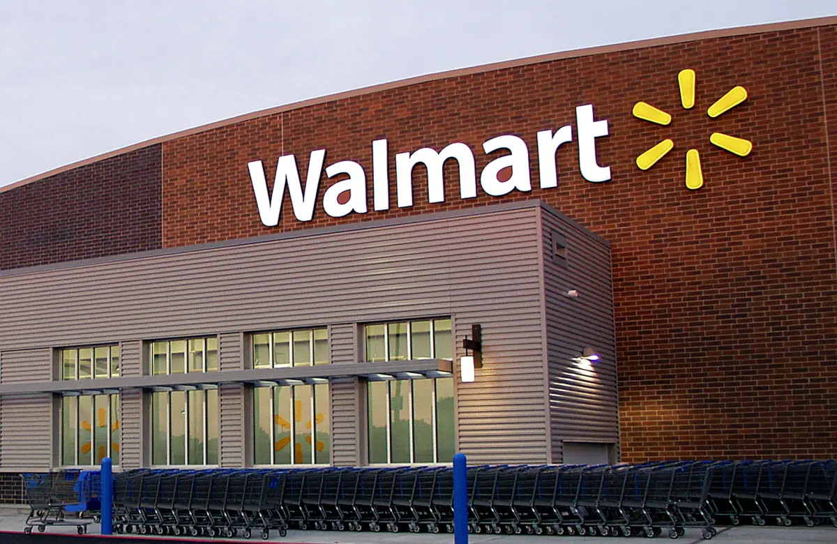 Walmart registró su menor crecimiento de ventas en seis años y sus acciones cayeron 8%