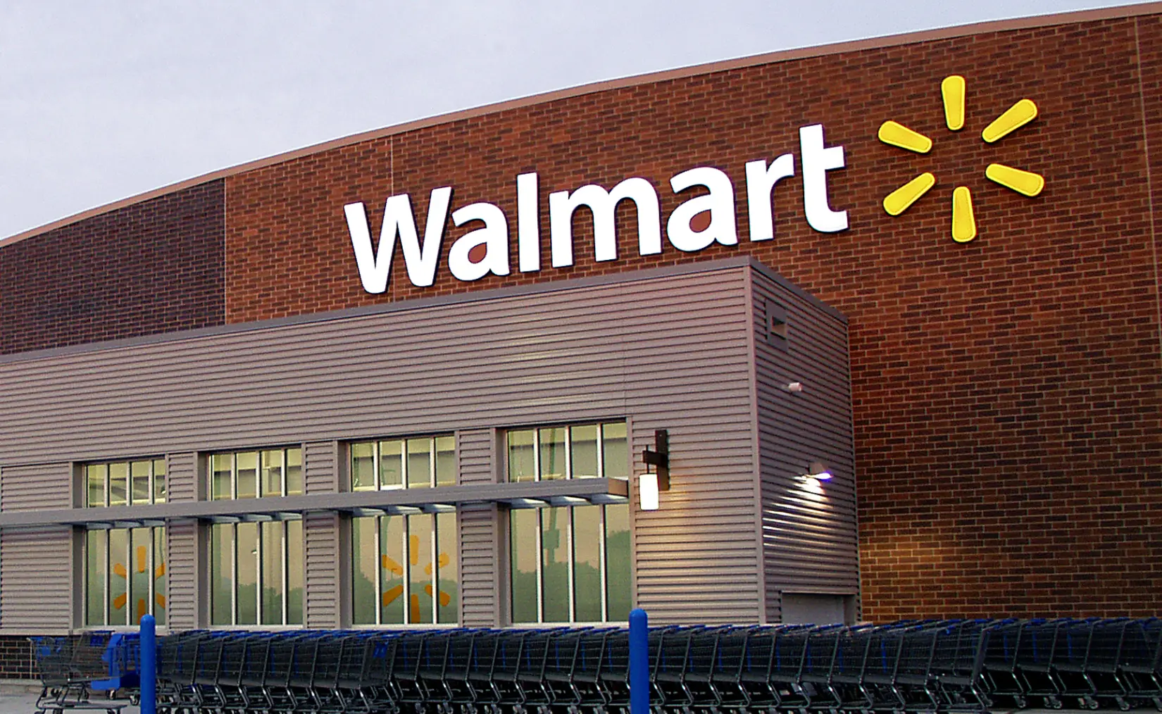 Walmart registró su menor crecimiento de ventas en seis años y sus acciones cayeron 8%