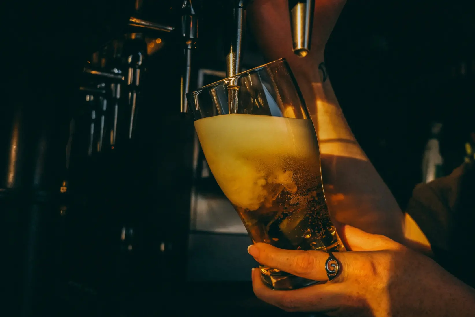 SE PUEDE USAR/Cerveza lager (Foto de Jessica Lenihan en Unsplash).