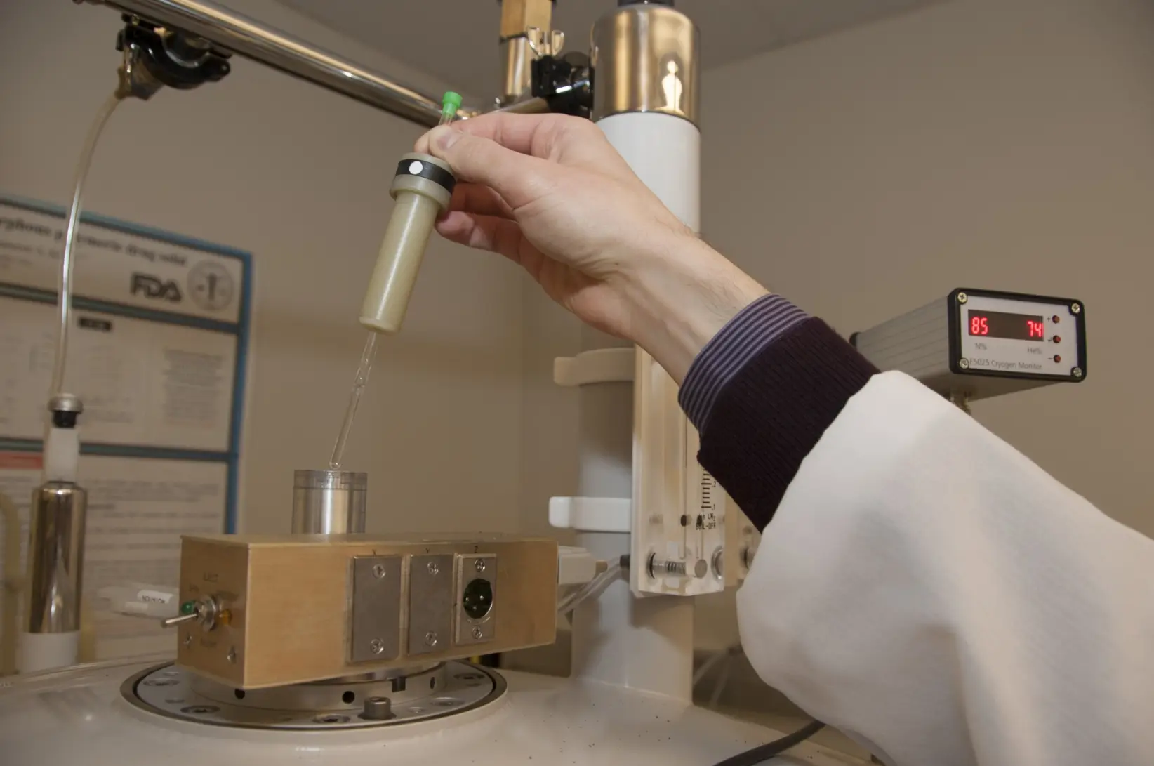 SE PUEDE USAR/Un científico utiliza espectroscopia de resonancia magnética nuclear.