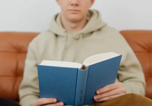 Burnout: 4 libros que pueden ayudar a recuperar la energía y volver a rendir al máximo
