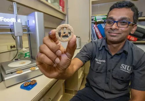 Crearon galletitas a partir de botellas de plástico para combatir el hambre y alimentar misiones espaciales