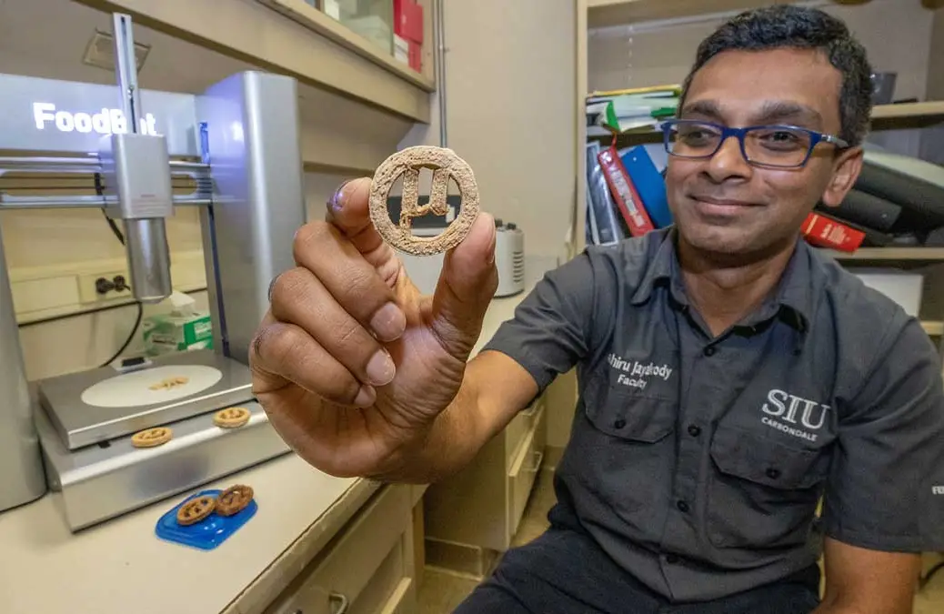 Crearon galletitas a partir de botellas de plástico para combatir el hambre y alimentar misiones espaciales