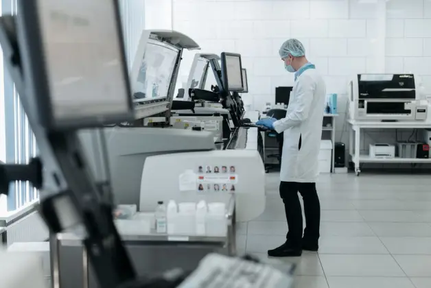 Un científico en bata de laboratorio utilizando equipos de laboratorio avanzados en un laboratorio limpio y moderno. (Foto: Pexels)