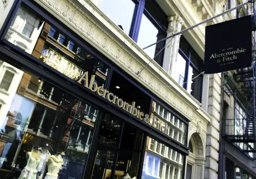 Wall Street volvió a apostar por Abercrombie: sus acciones saltaron hasta 35% tras un reembolso millonario de aranceles