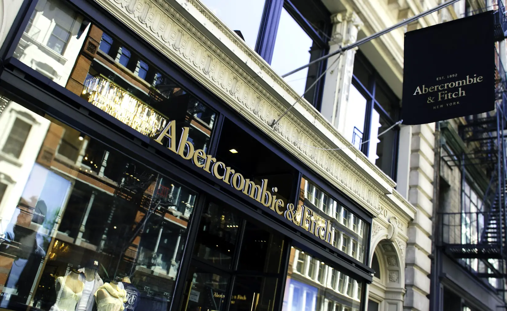 Wall Street volvió a apostar por Abercrombie: sus acciones saltaron hasta 35% tras un reembolso millonario de aranceles