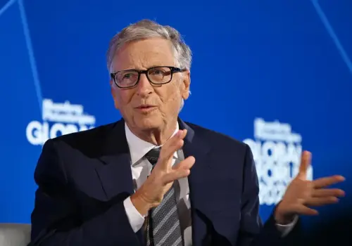 Impuestos a los robots y empleos reservados para humanos: el plan de Bill Gates para contener el impacto de la IA