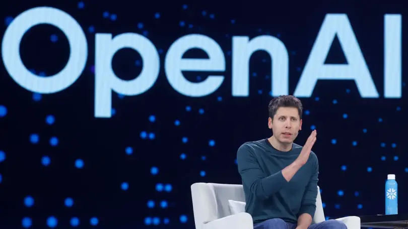 El CEO de Open AI, Sam Altman, habla durante la Cumbre Snowflake 2025.