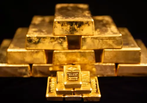 El precio del oro continúa cayendo a medida que aumentan las expectativas de una subida de las tasas de interés