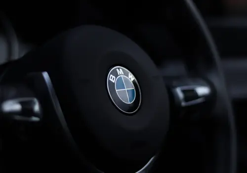 BMW se hunde 43 % en la Bolsa y prepara un giro radical presionada por el avance de los autos chinos