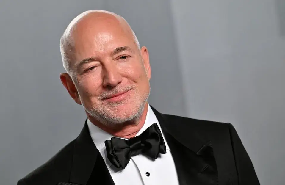 Cuánto deben Jeff Bezos, Rihanna y otros millonarios por los impuestos de sus jets privados