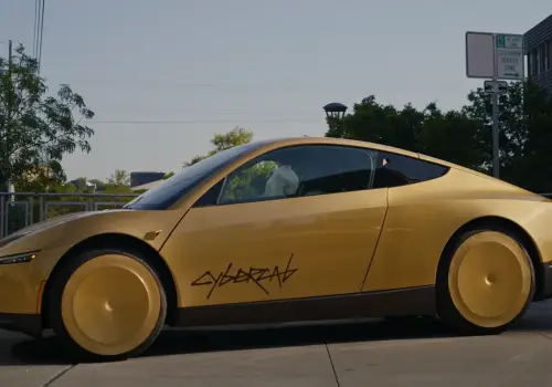 Tesla presentó el Cybercab: así es el robotaxi 100 % autónomo que no tiene volante ni pedales