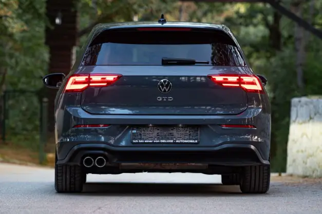 Coche Volkswagen GTD gris elegante capturado desde atrás en un entorno de carretera tranquilo. (Foto: Pexels)