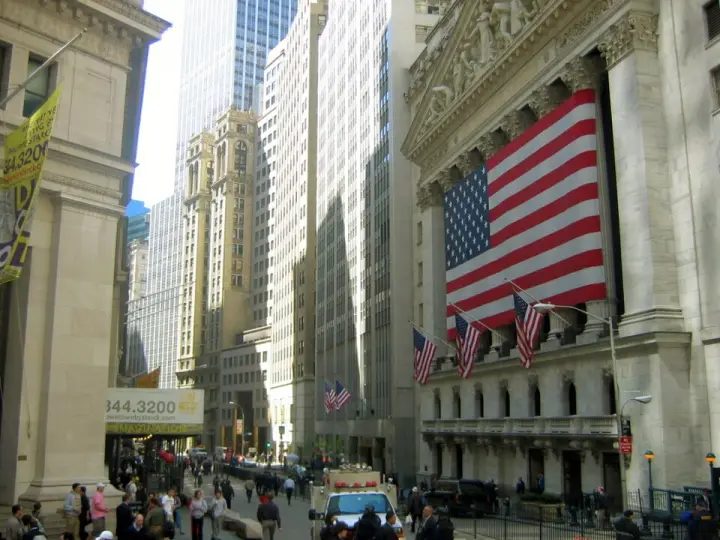 Wall Street (SE PUEDE USAR) Crédito: Broad Street, New York City, via Wikimedia Commons
