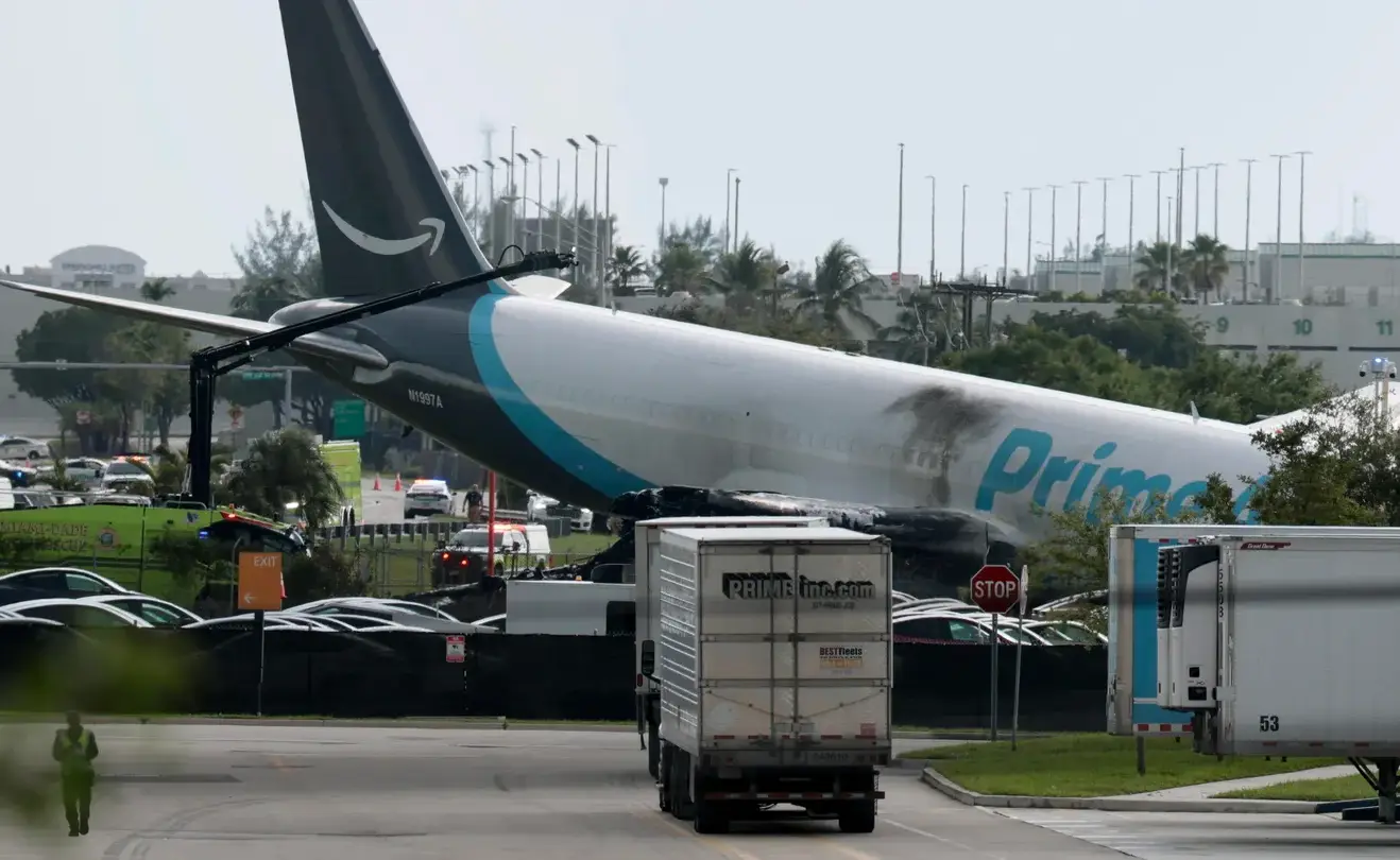 Un avión de carga de Amazon se despistó en el aeropuerto de Miami: al menos 5 muertos