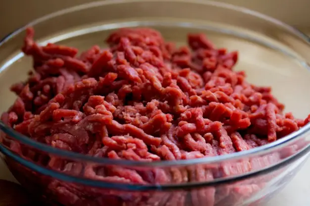 Imagen de alta calidad de carne picada fresca en un cuenco de vidrio, ideal para temas culinarios y relacionados con la comida. (Foto: Pexels)
