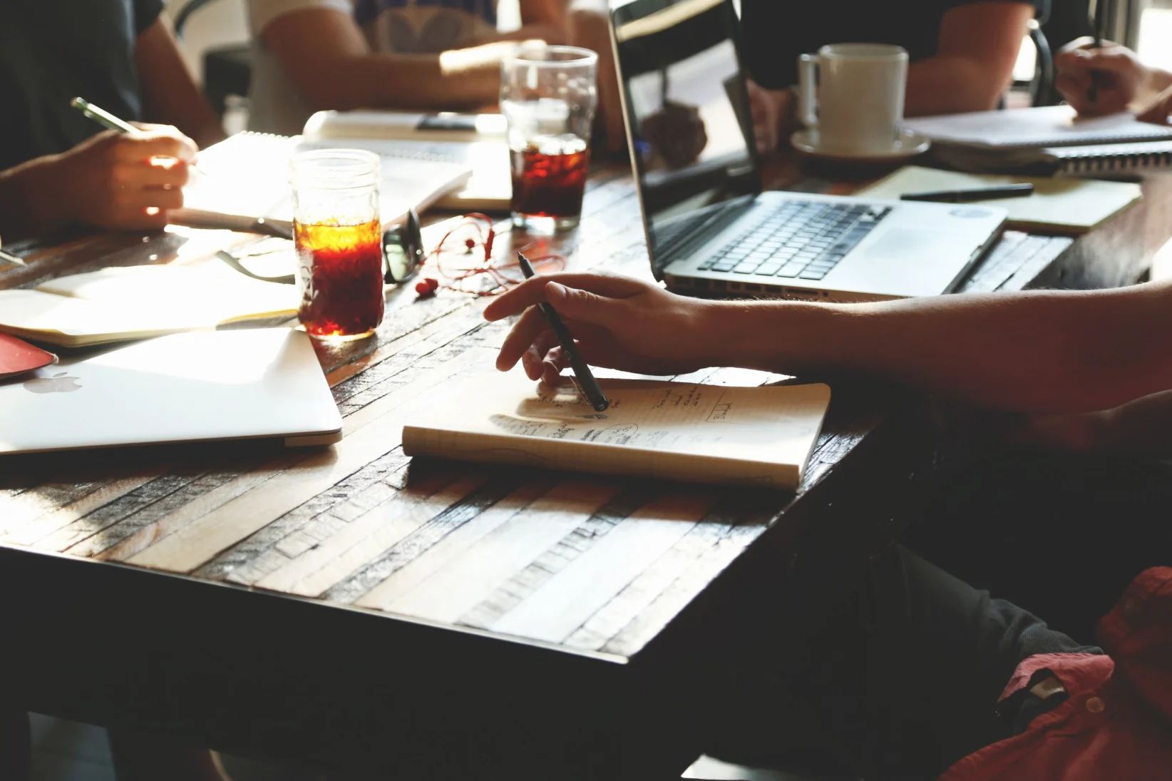 Reunión de trabajo, oficina, productividad, trabajo (Pexels)