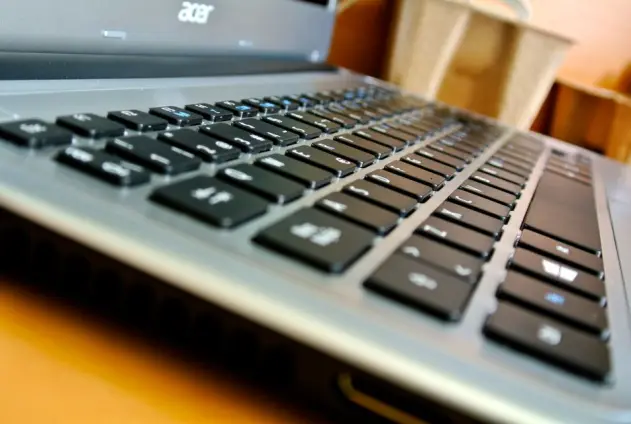 Primer plano detallado del teclado de un portátil, resaltando el diseño y disposición de las teclas. (Foto: Pexels)