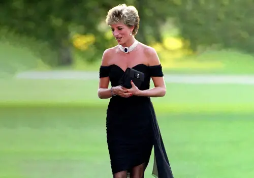  El “vestido de la venganza” de Lady Di se subasta después de 29 años: cuánto vale la prenda que hizo historia