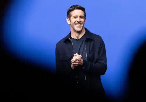 Las tácticas que el nuevo CEO de Apple tomó de Steve Jobs para presentar el primer iPhone plegable