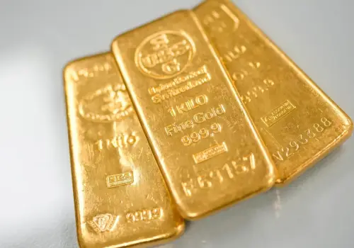 La plata pierde 6% en una jornada y el oro también baja: por qué el petróleo y la Fed presionan los precios