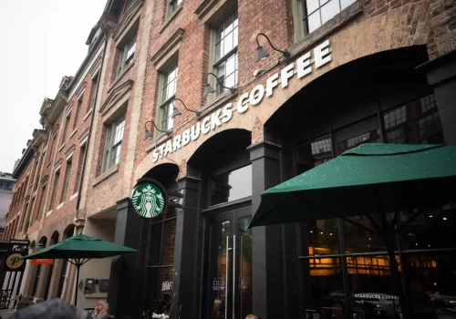 Starbucks invierte US$ 1.000 millones para volver a sus orígenes ¿qué es el "tercer lugar"?