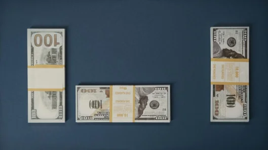 Pilotes ordenados de 100 dólares estadounidenses sobre un fondo azul limpio, simbolizando riqueza y finanzas.