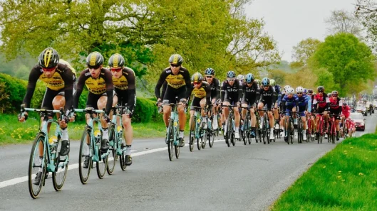 Ciclistas compitiendo en una carrera profesional por el pintoresco Knaresborough, Inglaterra.