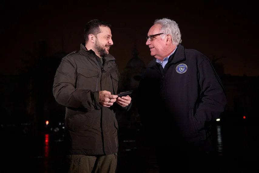 El presidente de Ucrania, Volodymyr Zelenskyy, entregó a Howard G. Buffettt una placa con su nombre, que fue develada en el Paseo de los Valientes en Kiev (President Of Ukraine, via Wikimedia Commons).