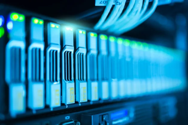 Imagen detallada de un rack de servidores con luces brillantes en un centro de datos moderno.
