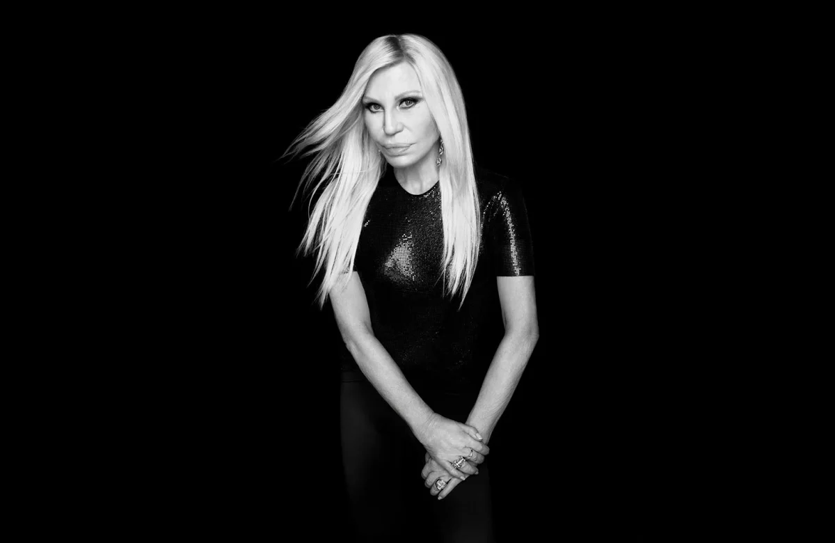 A los 71 años, Donatella Versace crea una marca para conquistar a la Generación Z