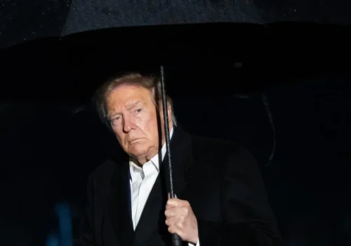 Trump cae a mínimos históricos de aprobación y una cifra sobre la economía enciende las alarmas